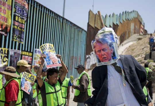 Protes kebijakan anti-imigran, warga Meksiko bakar boneka Donald Trump
