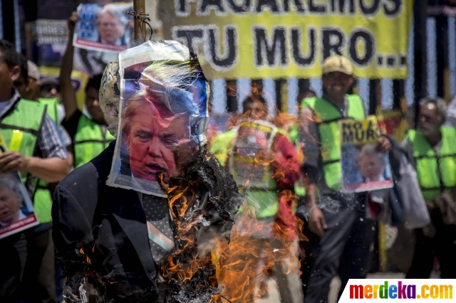  Foto  Protes kebijakan anti imigran warga Meksiko bakar  