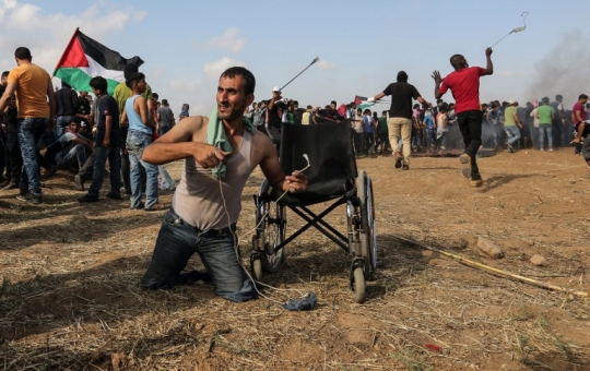 Aksi pria Palestina berkursi roda bentrok lawan tentara Israel