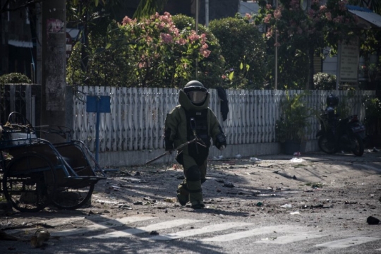 Tim Gegana sisir lokasi ledakan bom gereja di Surabaya