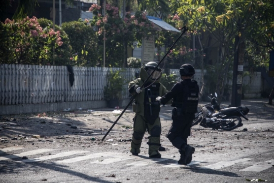 Tim Gegana sisir lokasi ledakan bom gereja di Surabaya