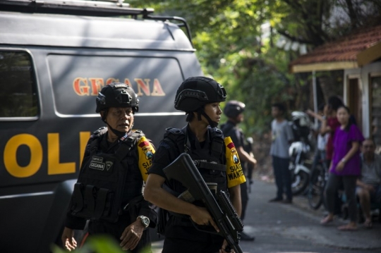 Tim Gegana sisir lokasi ledakan bom gereja di Surabaya