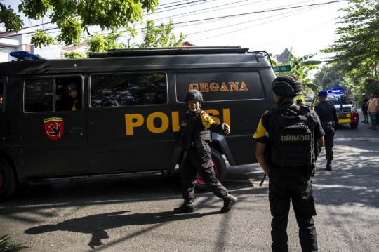Tim Gegana sisir lokasi ledakan bom gereja di Surabaya