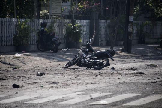 Tim Gegana sisir lokasi ledakan bom gereja di Surabaya