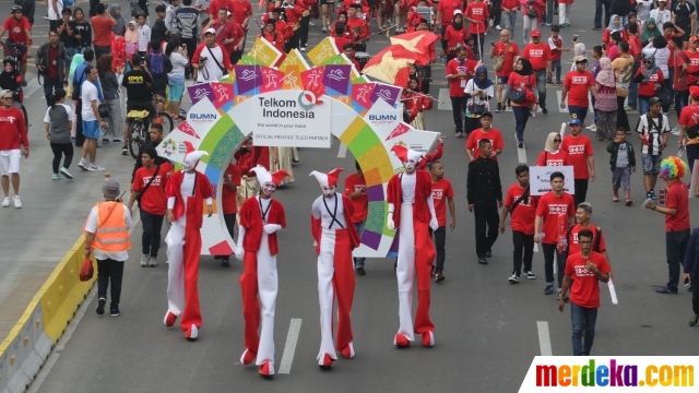Peserta Mengikuti Parade Asian Games Xviii Di Jalan Thamrin Jakarta Minggu Parade Asian Games Ini Dilaksanakan Secara Bersamaan Di Palembang Peserta Mengikuti Parade Asian Games Xviii Di Jalan Thamrin Jakarta Minggu Parade Asian Games Ini Dilaksanakan Secara Bersamaan Di Palembang