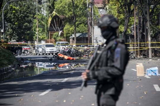 Bom bunuh diri di gereja Surabaya hancurkan sejumlah kendaraan