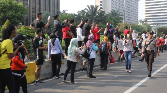 Dijaga aparat bersenjata AK-47, warga antusias saksikan Parade Asian Games 2018