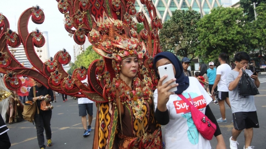 Dijaga aparat bersenjata AK-47, warga antusias saksikan Parade Asian Games 2018