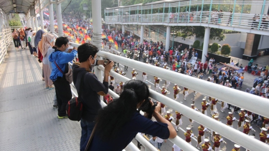 Dijaga aparat bersenjata AK-47, warga antusias saksikan Parade Asian Games 2018