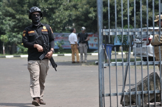 Penjagaan ketat Gereja Santa Anna pasca teror bom