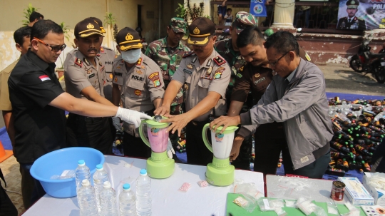 Jelang bulan suci Ramadan, Polsek Palmerah musnahkan miras dan narkoba