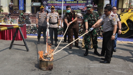 Jelang bulan suci Ramadan, Polsek Palmerah musnahkan miras dan narkoba