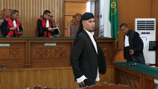 Pakai blankon, begini ekspresi Ahmad Dhani jalani sidang lanjutan