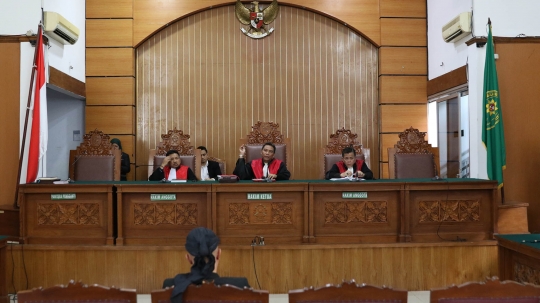 Pakai blankon, begini ekspresi Ahmad Dhani jalani sidang lanjutan