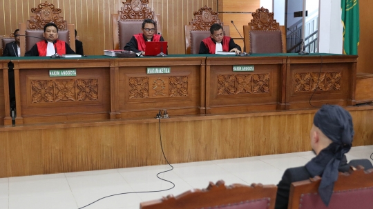 Pakai blankon, begini ekspresi Ahmad Dhani jalani sidang lanjutan