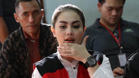 Tampil cantik, Jennifer Dunn juga pamer tengkorak di sidang lanjutan
