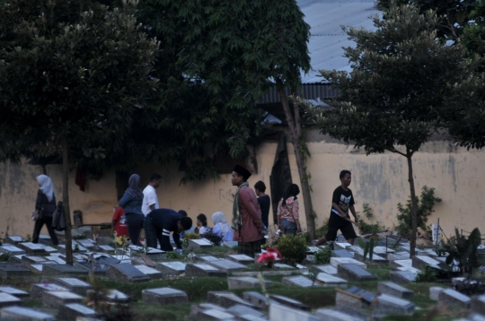 Potret pembaca doa musiman raup rezeki dari kuburan