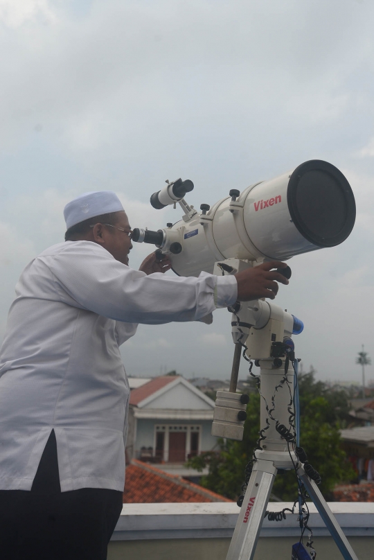 Meneropong hilal 1 Ramadan 1439 H dari Ponpes Al-Hidayah