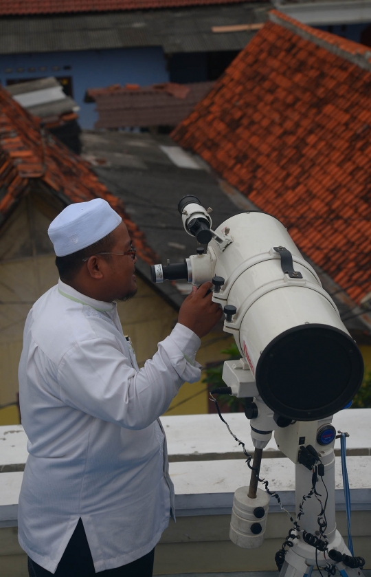 Meneropong hilal 1 Ramadan 1439 H dari Ponpes Al-Hidayah