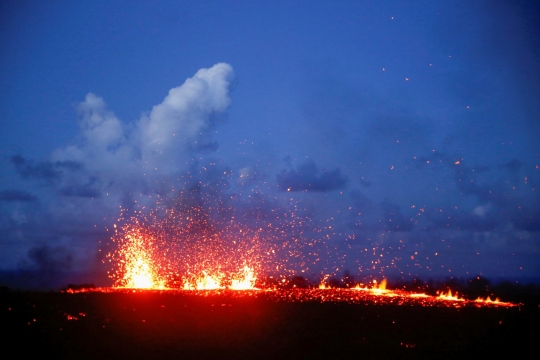 Memotret keindahan retakan lava Kilauea yang mematikan