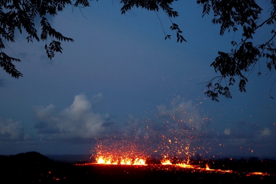 Memotret keindahan retakan lava Kilauea yang mematikan