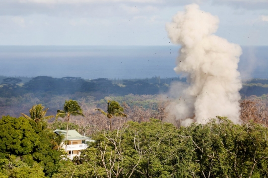 Memotret keindahan retakan lava Kilauea yang mematikan