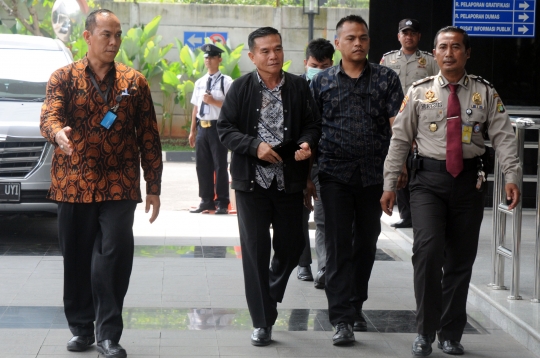 Ekspresi Bupati Bengkulu Selatan saat ditangkap KPK