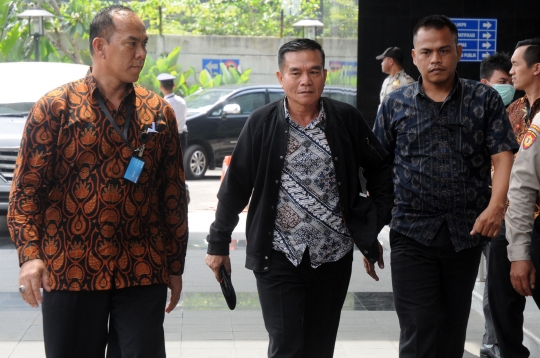 Ekspresi Bupati Bengkulu Selatan saat ditangkap KPK