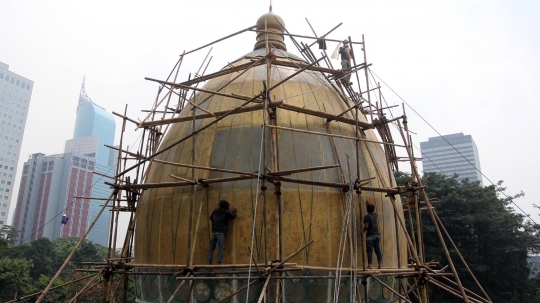 Sambut Ramadan dengan merawat kubah masjid