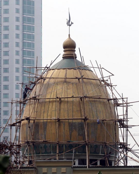 Sambut Ramadan dengan merawat kubah masjid