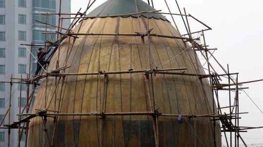 Sambut Ramadan dengan merawat kubah masjid