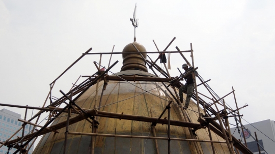 Sambut Ramadan dengan merawat kubah masjid