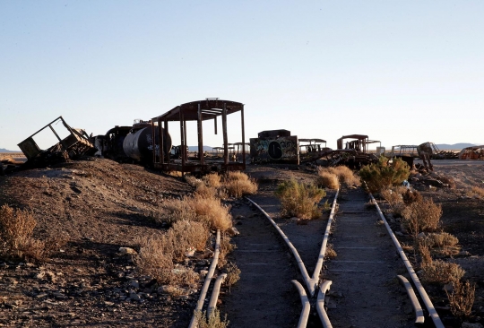 Menyusuri kuburan kereta di Bolivia