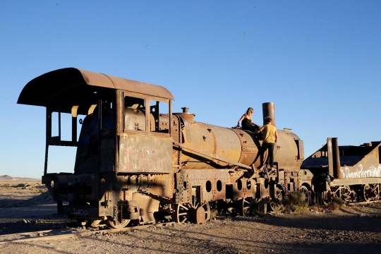 Menyusuri kuburan kereta di Bolivia