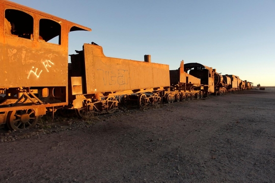 Menyusuri kuburan kereta di Bolivia