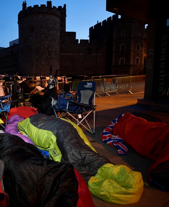 Demi sambut pernikahan Pangeran Harry, warga Inggris sampai rela tidur di trotoar