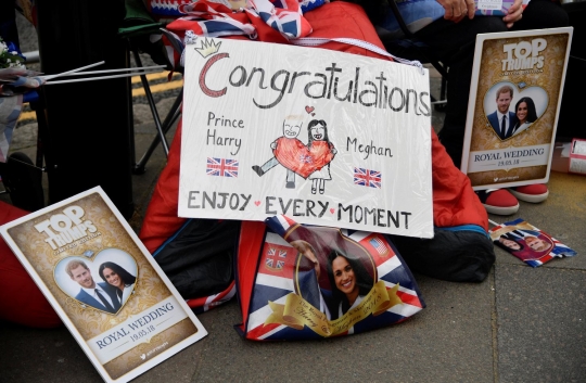 Demi sambut pernikahan Pangeran Harry, warga Inggris sampai rela tidur di trotoar