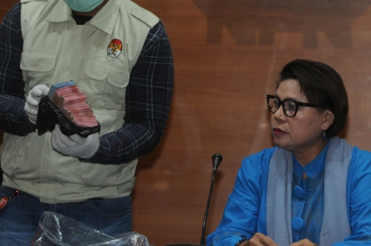 KPK tunjukan barang bukti hasil OTT Bupati Bengkulu Selatan