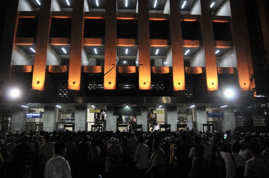 Antisipasi teror, pintu masuk Masjid Istiqlal dipasang alat detektor