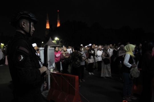 Antisipasi teror, pintu masuk Masjid Istiqlal dipasang alat detektor