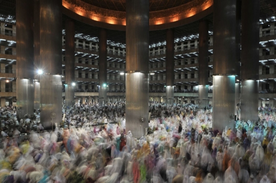 Ribuan jemaah Salat Tarawih penuhi Masjid Istiqlal