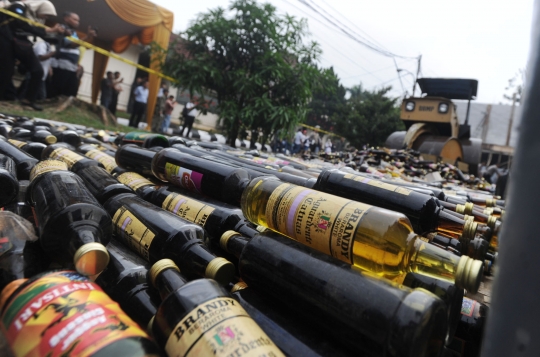 Awal Ramadan, Polres Bogor musnahkan 32 ribu botol miras