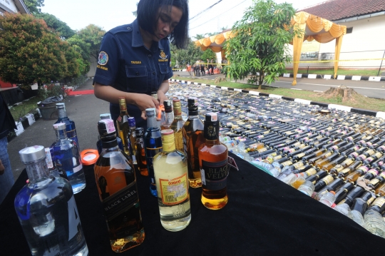 Awal Ramadan, Polres Bogor musnahkan 32 ribu botol miras