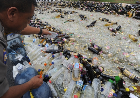 Awal Ramadan, Polres Bogor musnahkan 32 ribu botol miras