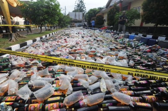 Awal Ramadan, Polres Bogor musnahkan 32 ribu botol miras