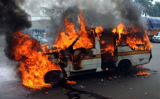 Angkot rute Ciledug-Cipete hangus terbakar