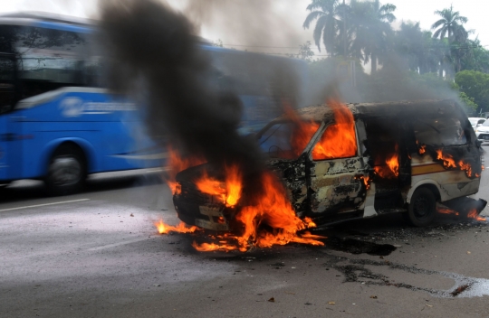 Angkot rute Ciledug-Cipete hangus terbakar