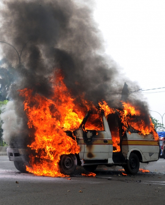 Angkot rute Ciledug-Cipete hangus terbakar