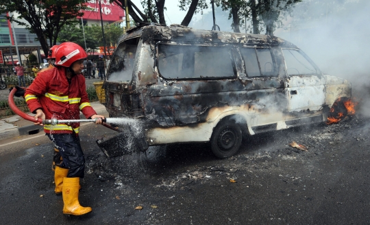 Angkot rute Ciledug-Cipete hangus terbakar