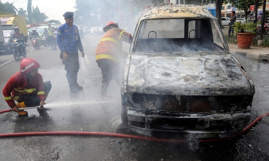 Angkot rute Ciledug-Cipete hangus terbakar